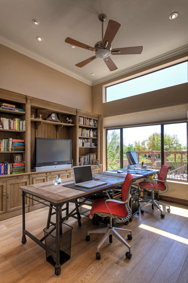Idéer för ett stort modernt arbetsrum, med beige väggar, mellanmörkt trägolv och ett fristående skrivbord
