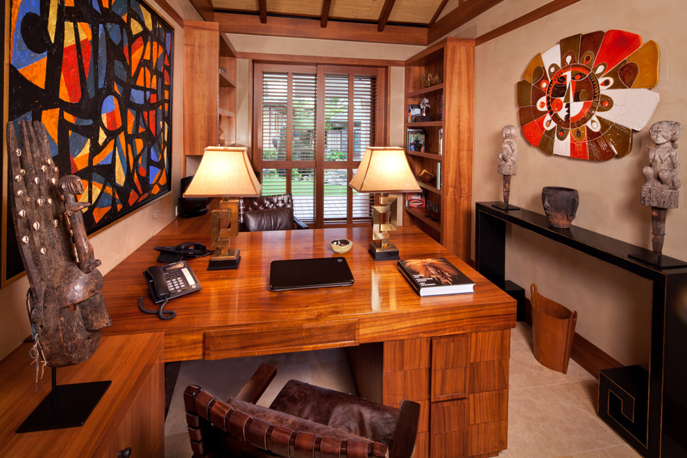 他の地域にあるトロピカルスタイルのおしゃれなホームオフィス・書斎 (ベージュの壁、暖炉なし、造り付け机) の写真