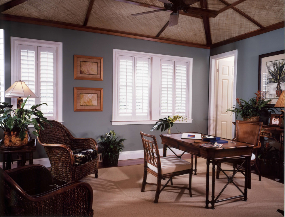 ハワイにある高級な中くらいなトロピカルスタイルのおしゃれな書斎 (グレーの壁、カーペット敷き、暖炉なし、自立型机) の写真