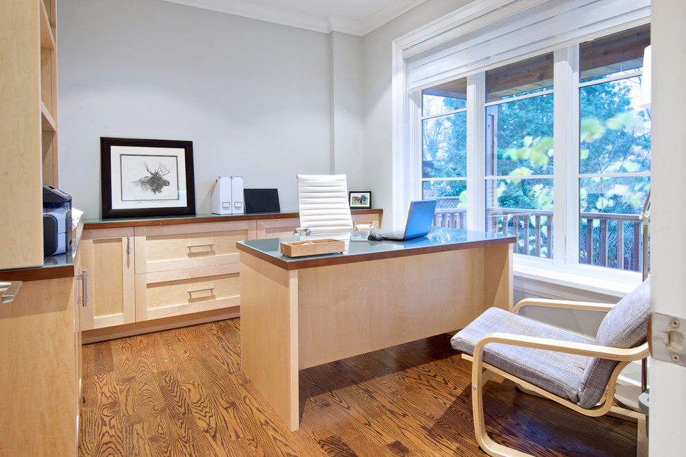 Foto de despacho contemporáneo de tamaño medio con paredes grises, suelo de madera en tonos medios y escritorio independiente