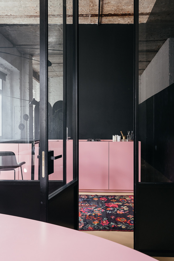 Modelo de despacho nórdico con paredes negras, suelo de cemento y suelo beige