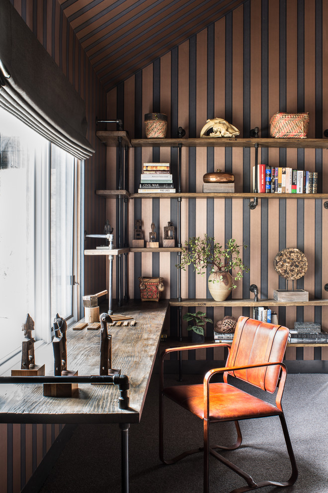 Источник вдохновения для домашнего уюта: кабинет в стиле рустика с встроенным рабочим столом