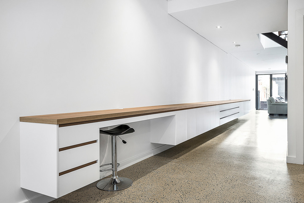 Свежая идея для дизайна: большой кабинет в стиле модернизм с белыми стенами, отдельно стоящим рабочим столом и серым полом - отличное фото интерьера
