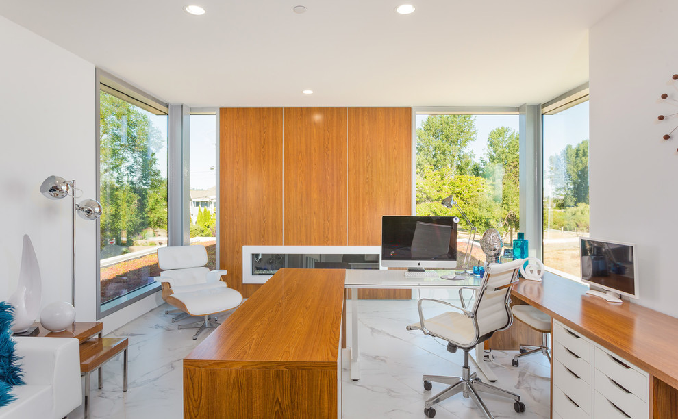 Свежая идея для дизайна: большой кабинет в стиле модернизм с белыми стенами, полом из керамогранита, горизонтальным камином, фасадом камина из дерева, отдельно стоящим рабочим столом и белым полом - отличное фото интерьера