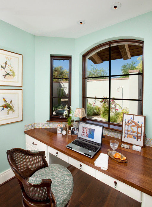 フェニックスにある地中海スタイルのおしゃれなホームオフィス・書斎の写真