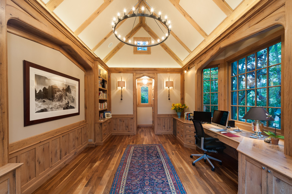 サンフランシスコにあるトラディショナルスタイルのおしゃれなホームオフィス・書斎 (造り付け机) の写真