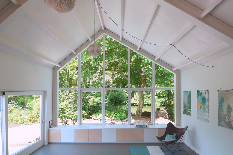 Immagine di un atelier design con pareti bianche, pavimento in linoleum e pavimento grigio