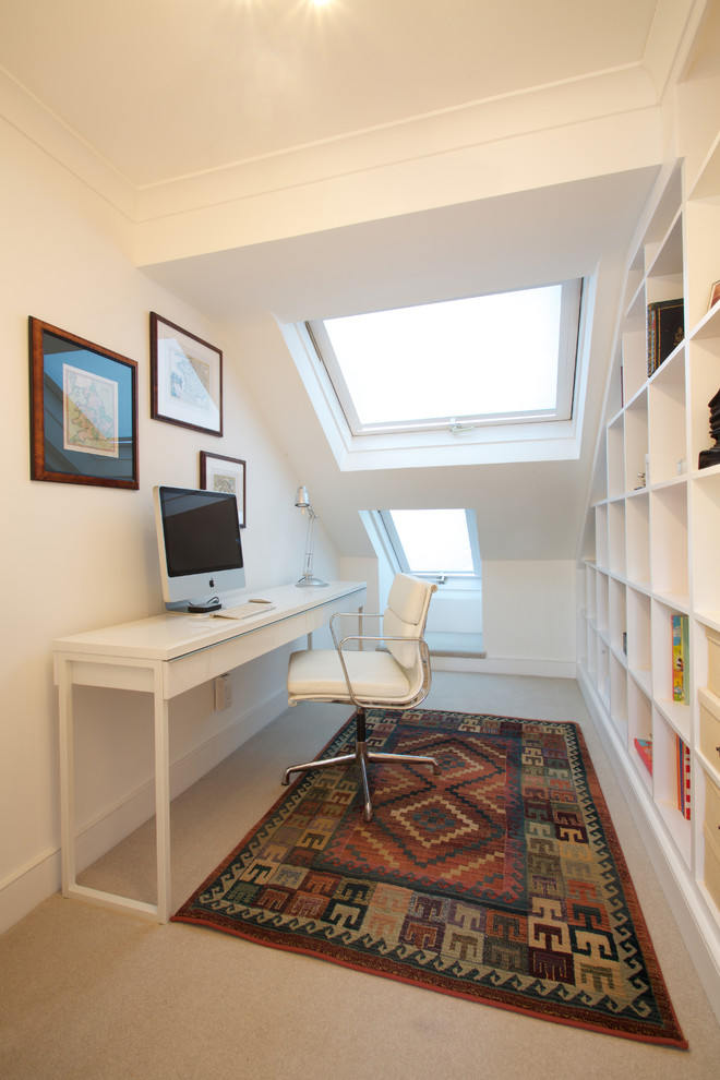 ロンドンにあるコンテンポラリースタイルのおしゃれな書斎 (白い壁、カーペット敷き、自立型机) の写真