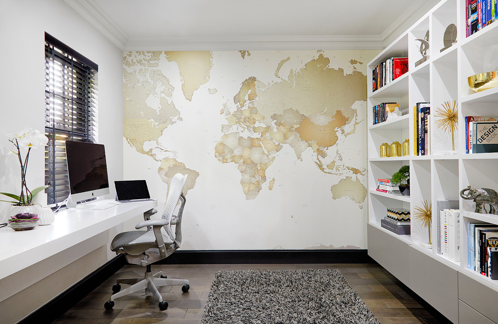 Imagen de estudio contemporáneo de tamaño medio con paredes grises, suelo de madera en tonos medios, escritorio empotrado y suelo marrón