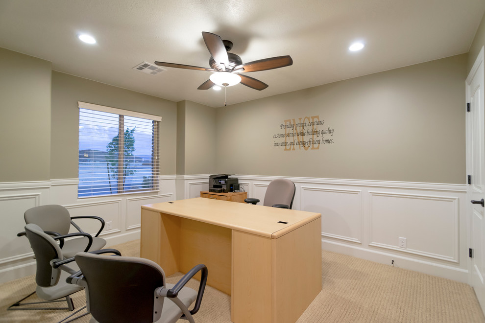 Idée de décoration pour un bureau tradition de taille moyenne avec un mur beige, moquette et un bureau indépendant.
