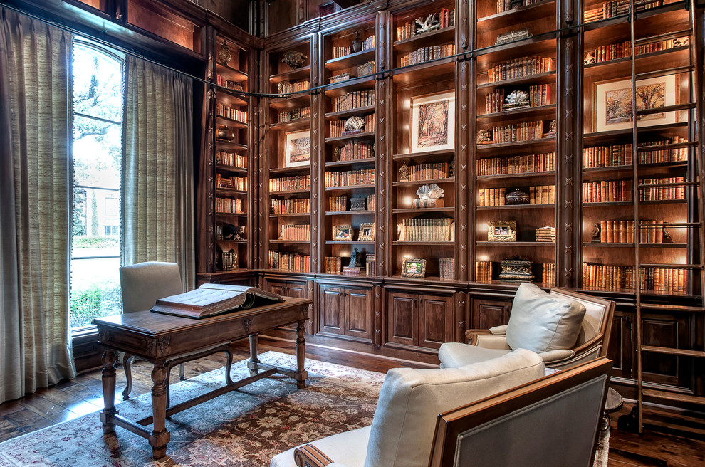 Bild på ett mycket stort medelhavsstil hemmabibliotek, med bruna väggar, mörkt trägolv, ett fristående skrivbord och brunt golv