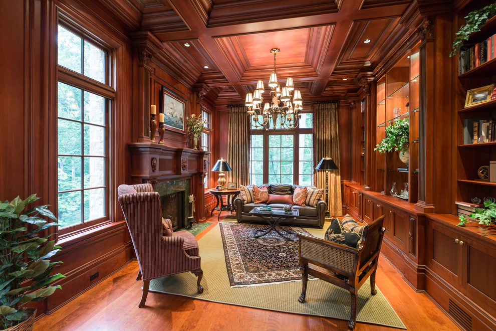 Großes Klassisches Arbeitszimmer mit braunem Holzboden, Kamin und freistehendem Schreibtisch in Washington, D.C.
