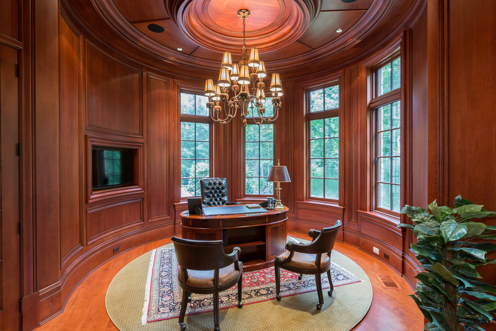 Großes Klassisches Arbeitszimmer mit braunem Holzboden und freistehendem Schreibtisch in Washington, D.C.