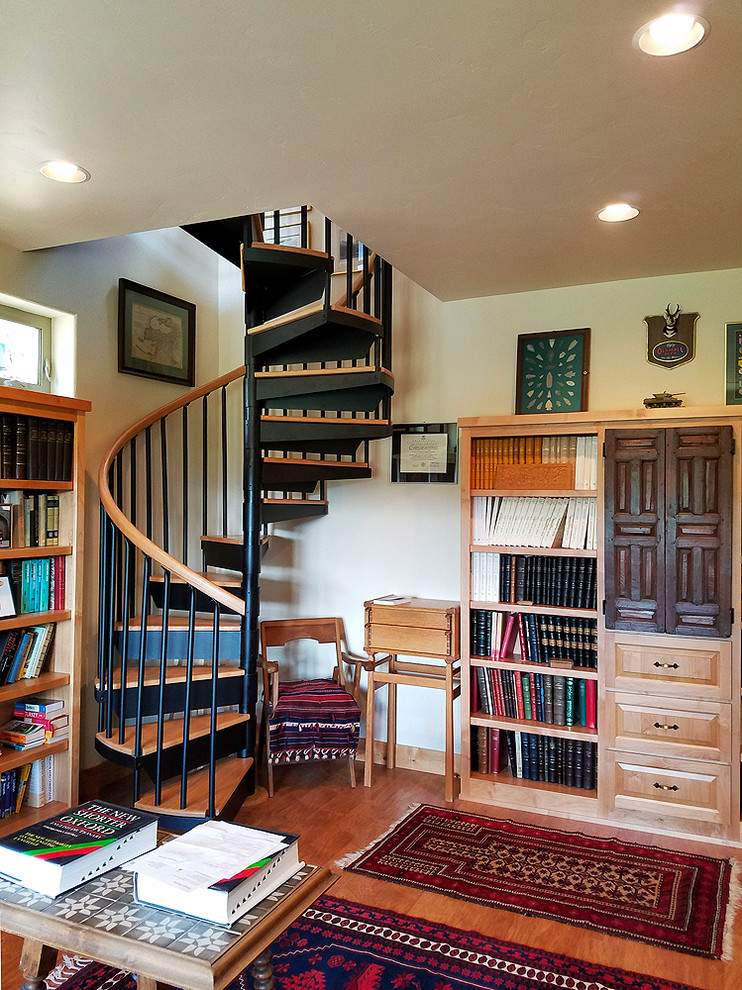 他の地域にある高級な中くらいなサンタフェスタイルのおしゃれな書斎 (ラミネートの床、自立型机、白い壁) の写真