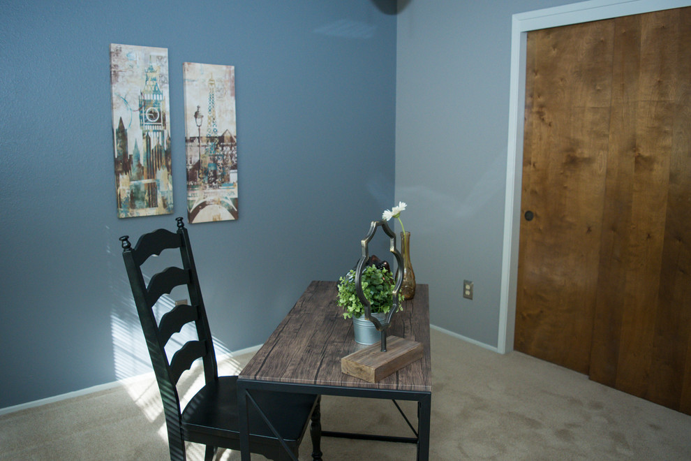 Cette photo montre un bureau chic de taille moyenne avec un mur bleu, moquette, aucune cheminée, un bureau indépendant et un sol beige.
