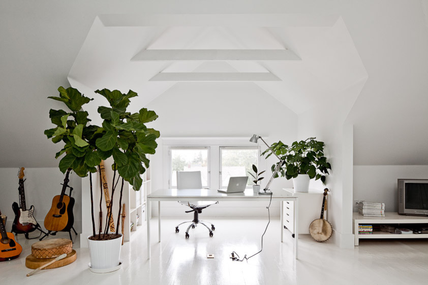 Modern inredning av ett arbetsrum, med vitt golv