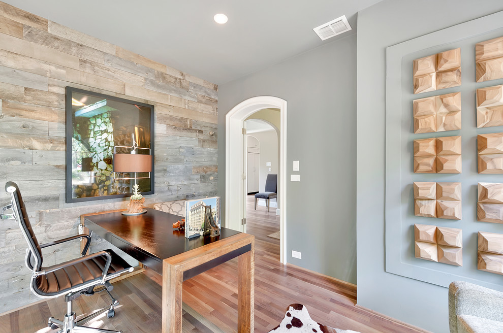 Ispirazione per un piccolo ufficio tradizionale con pareti beige, pavimento in legno massello medio e scrivania autoportante