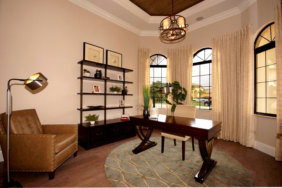 Idee per un grande ufficio classico con pareti beige, parquet scuro, scrivania autoportante e pavimento marrone