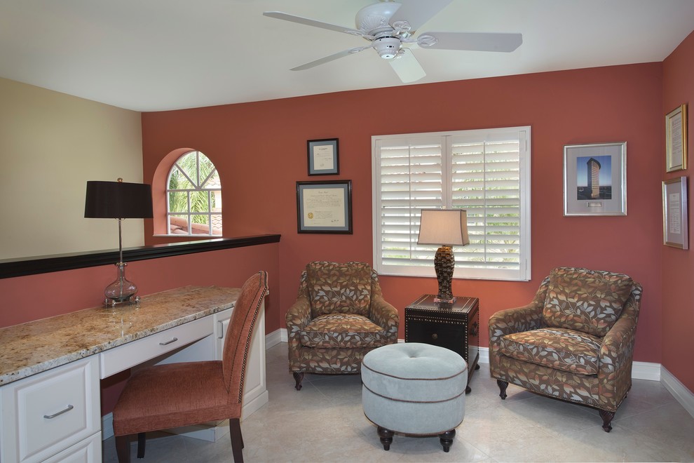 Mittelgroßes Klassisches Arbeitszimmer mit Studio, roter Wandfarbe, Teppichboden und freistehendem Schreibtisch in Miami