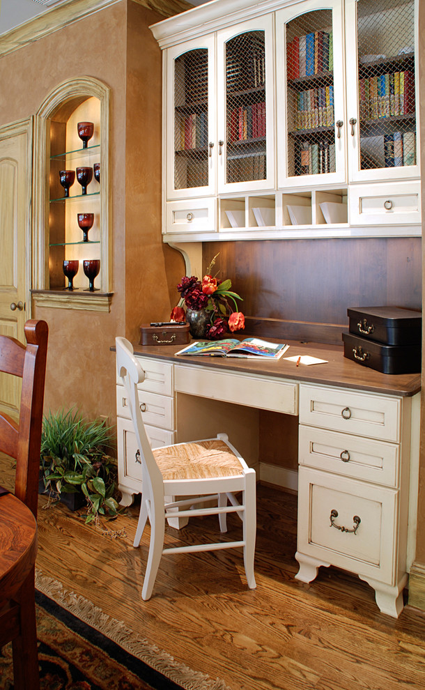 Idéer för ett medelhavsstil arbetsrum, med bruna väggar, mellanmörkt trägolv och ett inbyggt skrivbord