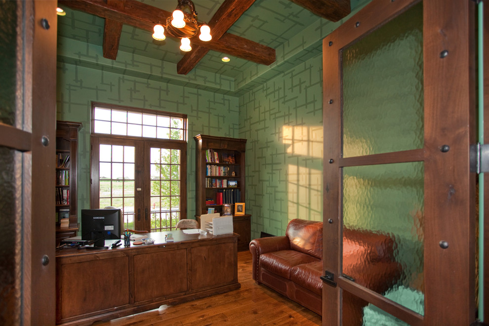 シカゴにある中くらいなトラディショナルスタイルのおしゃれな書斎 (緑の壁、濃色無垢フローリング、暖炉なし、自立型机) の写真