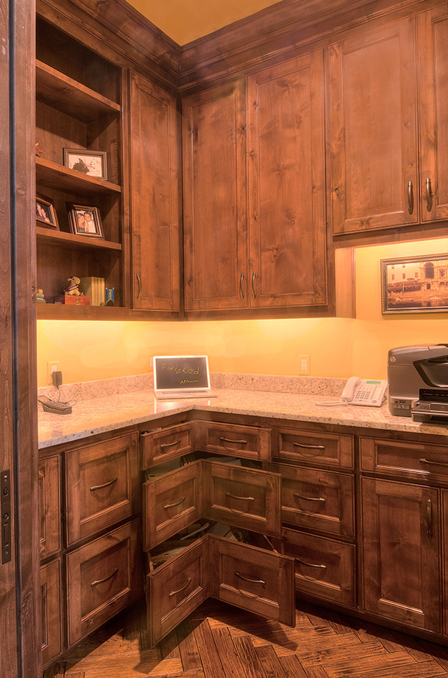 Foto di un ufficio chic di medie dimensioni con pareti beige, pavimento in legno massello medio e scrivania incassata