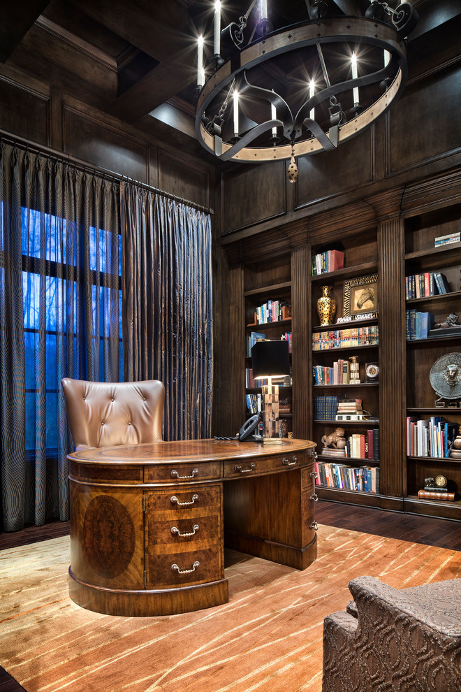Exempel på ett mellanstort medelhavsstil hemmabibliotek, med bruna väggar, mörkt trägolv och ett fristående skrivbord
