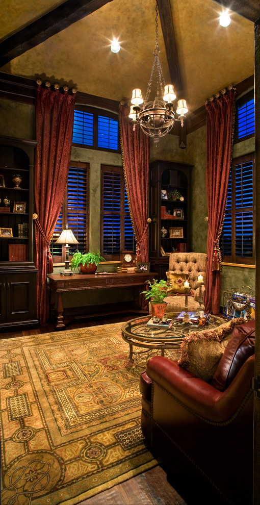 Photo of a traditional home office in Austin.
