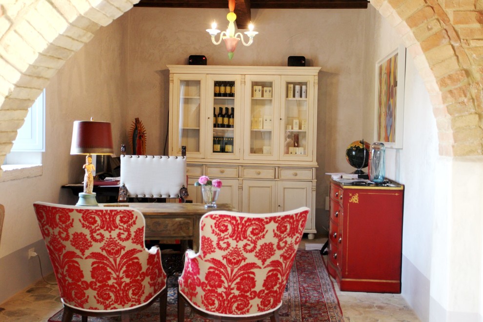 Источник вдохновения для домашнего уюта: кабинет в средиземноморском стиле