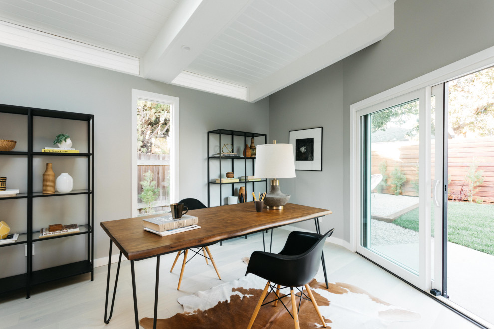 Foto di uno studio minimalista con pareti grigie, scrivania autoportante, pavimento beige e soffitto in perlinato