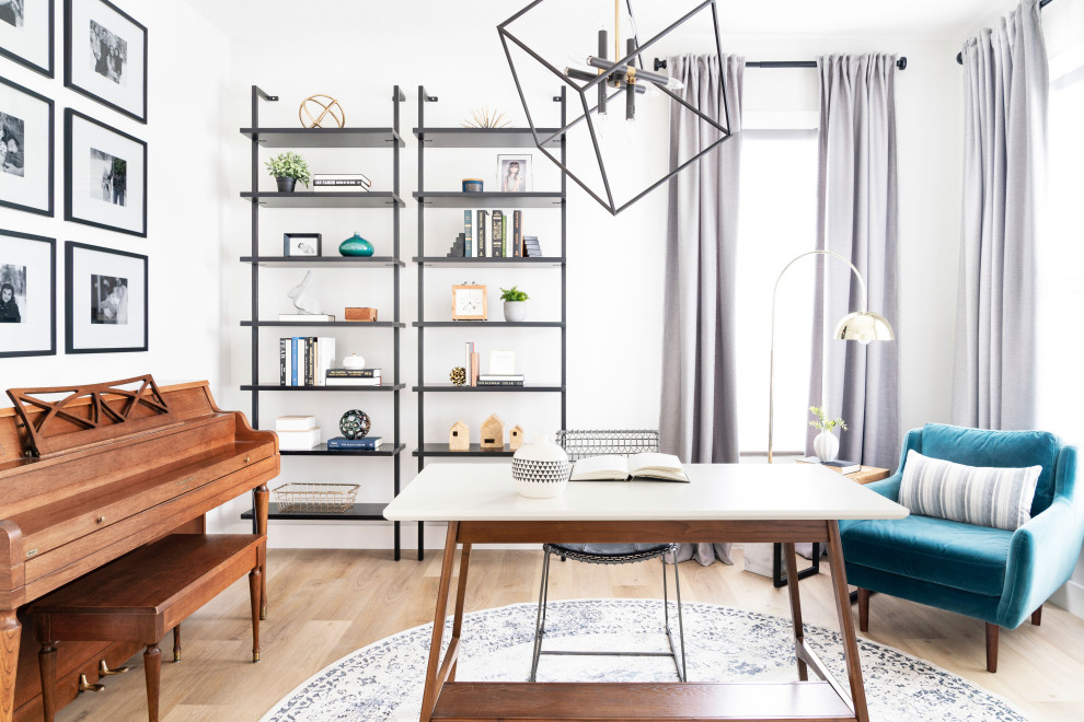 Imagen de despacho nórdico pequeño con paredes blancas, escritorio independiente, suelo beige y suelo de madera clara
