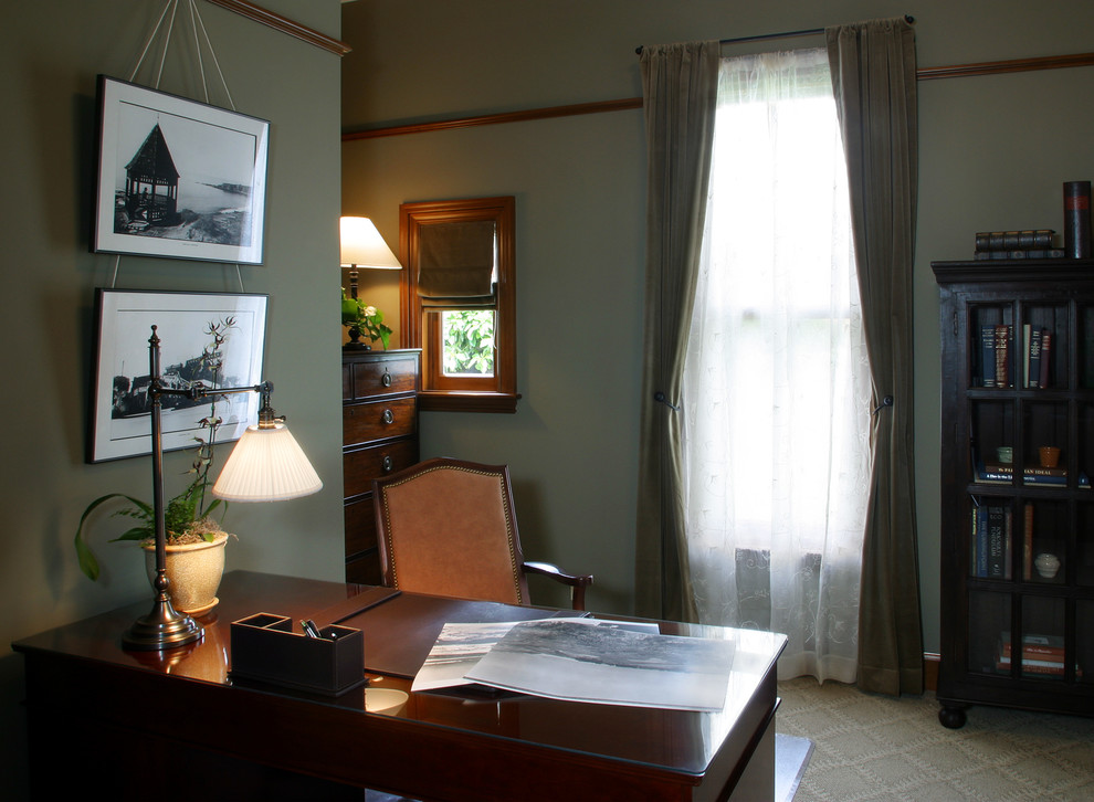 Diseño de despacho tradicional de tamaño medio con paredes verdes, moqueta, escritorio independiente y suelo beige