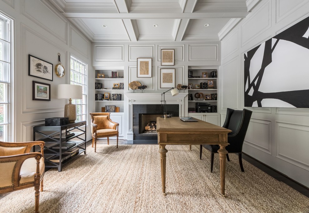 Klassisches Arbeitszimmer mit Arbeitsplatz, grauer Wandfarbe, dunklem Holzboden, Kamin, freistehendem Schreibtisch und braunem Boden in Atlanta