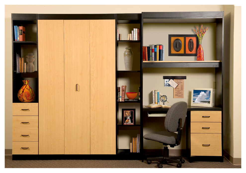 Idéer för ett mellanstort modernt hemmabibliotek, med beige väggar, heltäckningsmatta och ett inbyggt skrivbord