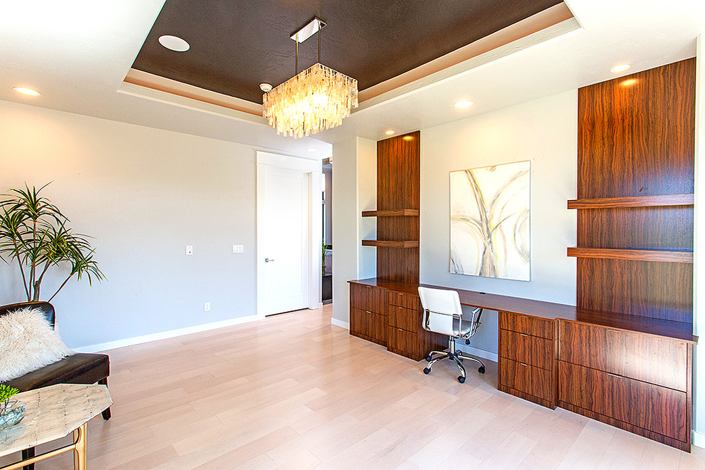 Großes Modernes Arbeitszimmer mit Arbeitsplatz, hellem Holzboden und Einbau-Schreibtisch in Boise