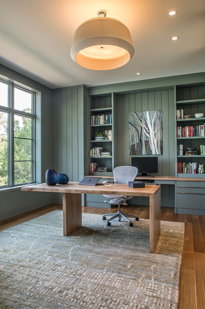 Свежая идея для дизайна: большой кабинет в стиле неоклассика (современная классика) с синими стенами, ковровым покрытием, отдельно стоящим рабочим столом и разноцветным полом без камина - отличное фото интерьера