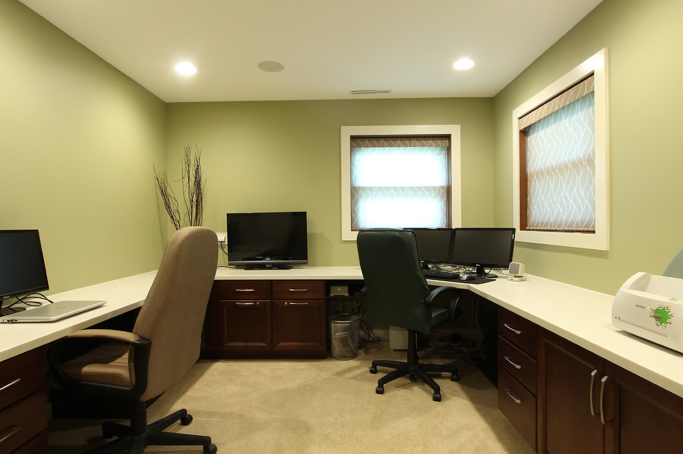 Mittelgroßes Klassisches Arbeitszimmer mit grüner Wandfarbe, Teppichboden, Einbau-Schreibtisch und beigem Boden in Sonstige