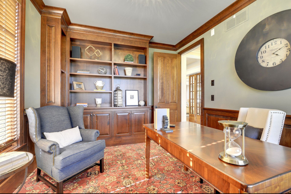 Пример оригинального дизайна: домашняя библиотека среднего размера в классическом стиле с серыми стенами, ковровым покрытием, отдельно стоящим рабочим столом и оранжевым полом без камина