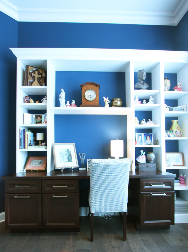 Idee per un ufficio chic di medie dimensioni con pareti blu, pavimento in legno massello medio, scrivania incassata e pavimento marrone