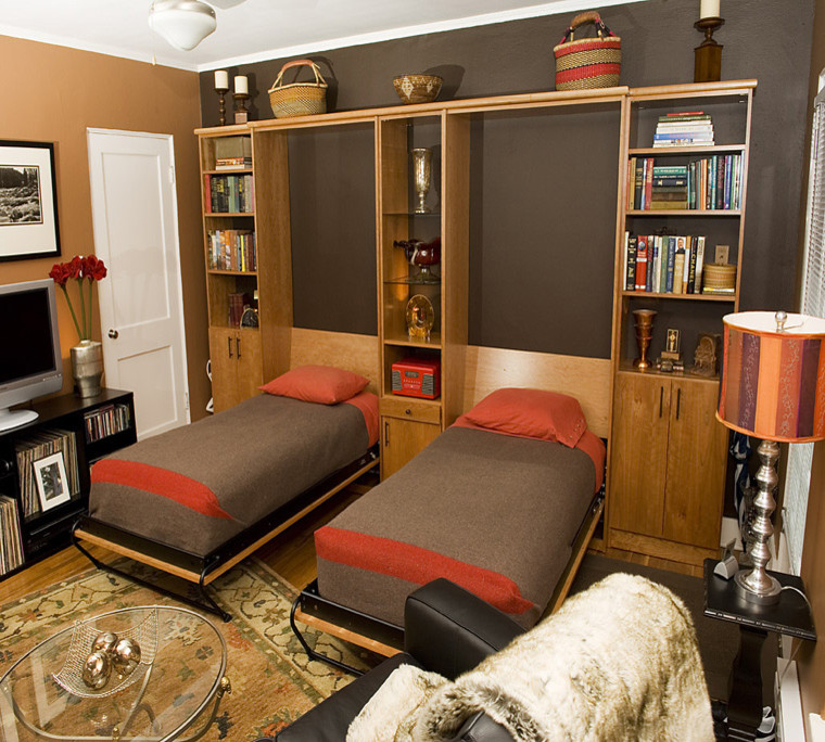 Foto de despacho bohemio pequeño sin chimenea con paredes multicolor, suelo de madera en tonos medios y suelo marrón