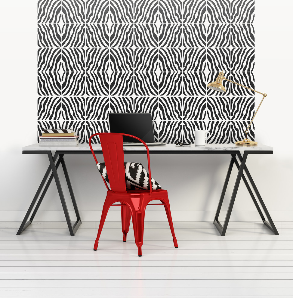 Bild på ett eklektiskt arbetsrum, med vita väggar, målat trägolv och ett fristående skrivbord