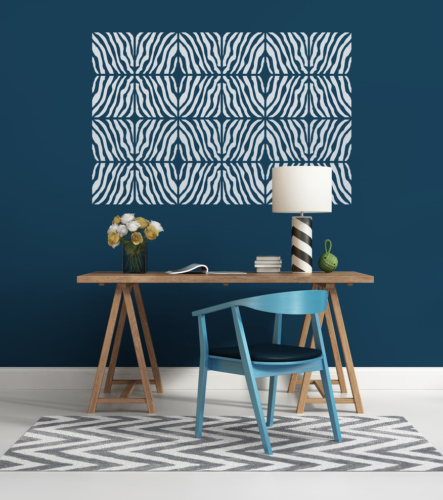Свежая идея для дизайна: кабинет в стиле фьюжн с синими стенами, деревянным полом и отдельно стоящим рабочим столом - отличное фото интерьера