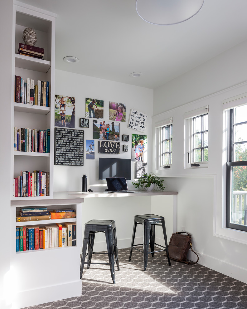 Kleines Klassisches Arbeitszimmer ohne Kamin mit Arbeitsplatz, weißer Wandfarbe, Teppichboden, Einbau-Schreibtisch und braunem Boden in Seattle