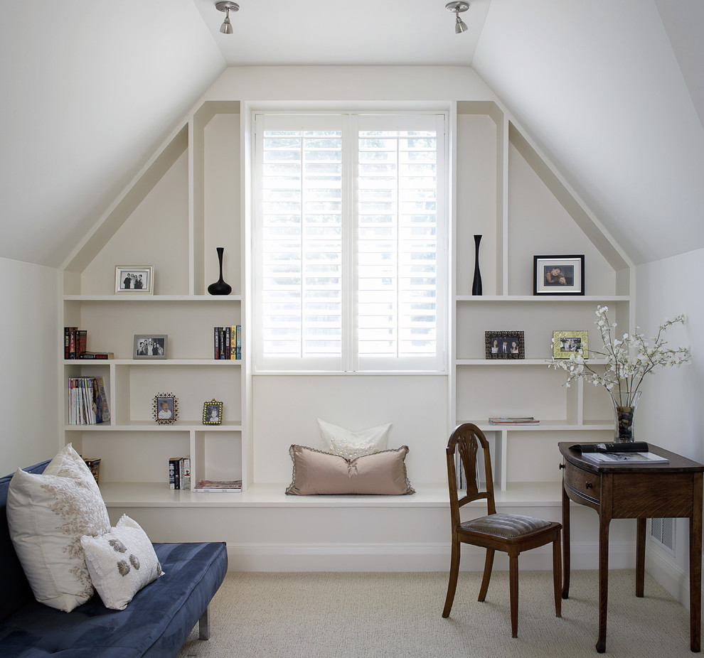 Идея дизайна: кабинет в классическом стиле с белыми стенами, ковровым покрытием и отдельно стоящим рабочим столом