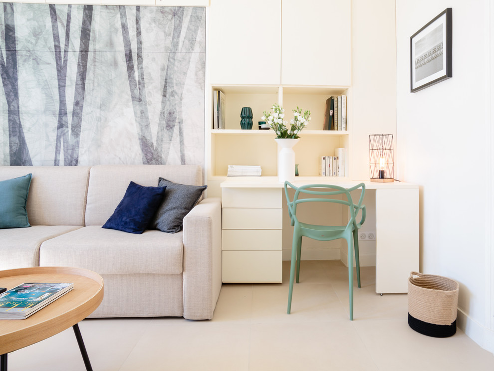 Exempel på ett mellanstort modernt arbetsrum, med vita väggar, heltäckningsmatta och ett inbyggt skrivbord
