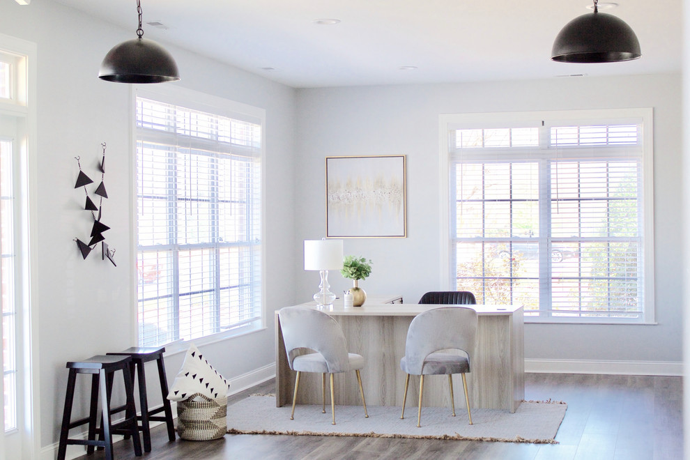 На фото: домашняя мастерская среднего размера в стиле модернизм с серыми стенами, полом из винила, отдельно стоящим рабочим столом и серым полом без камина