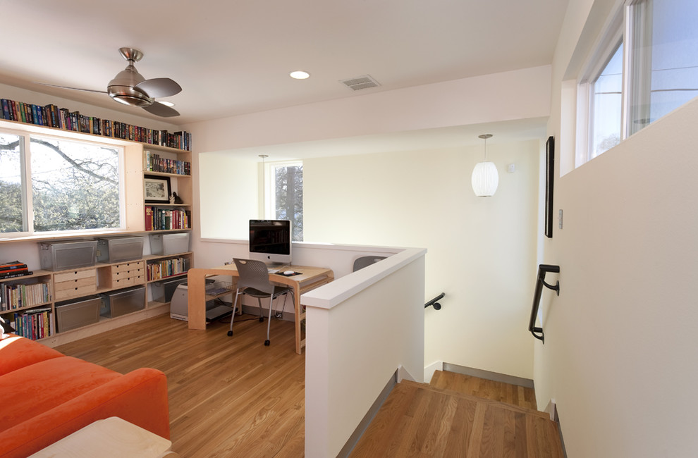 Inspiration för ett funkis arbetsrum, med vita väggar, mellanmörkt trägolv och ett fristående skrivbord