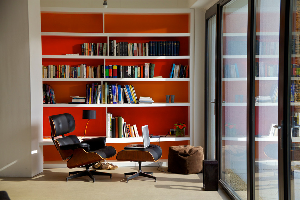 Idee per uno studio minimal con libreria, pareti arancioni e pavimento beige