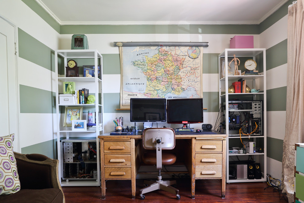 Свежая идея для дизайна: кабинет в стиле фьюжн - отличное фото интерьера