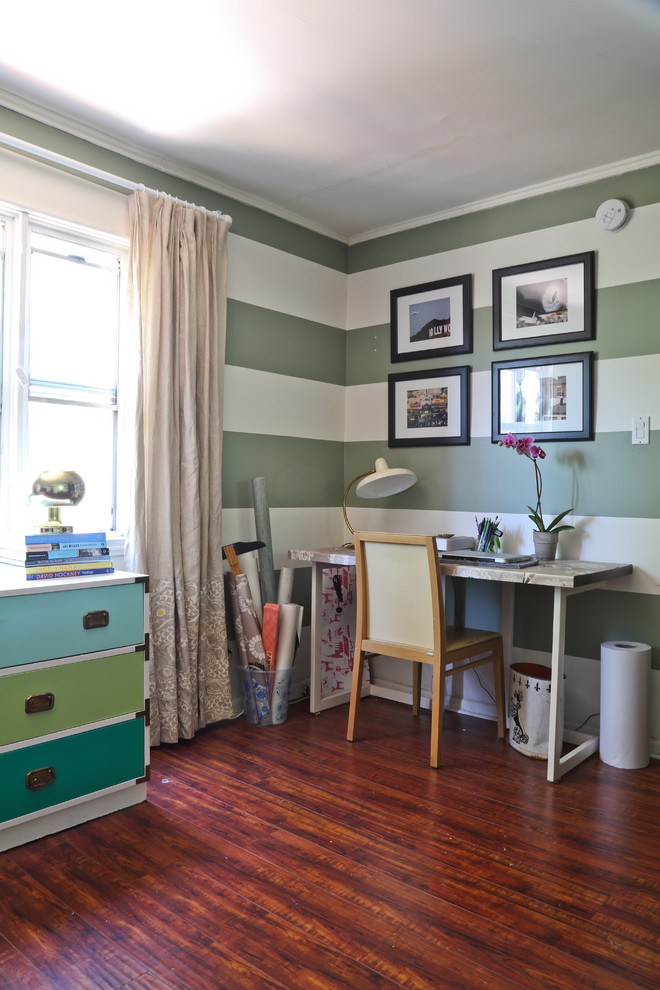 Источник вдохновения для домашнего уюта: рабочее место в стиле фьюжн с разноцветными стенами, темным паркетным полом и отдельно стоящим рабочим столом